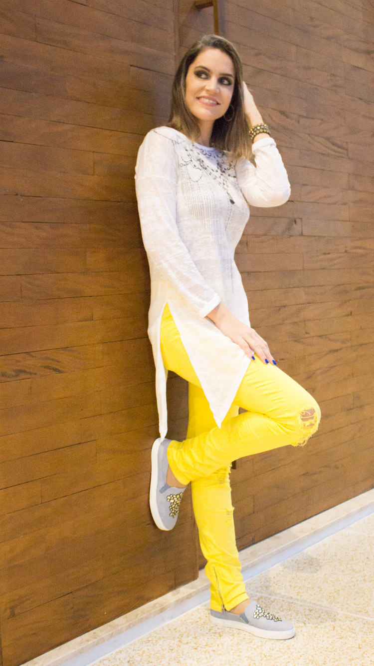 blusa amarela com calça branca